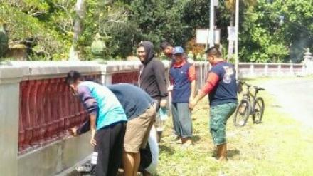 Kegiatan Gotong Royong Bersih-bersih Makam Kyai Sandi